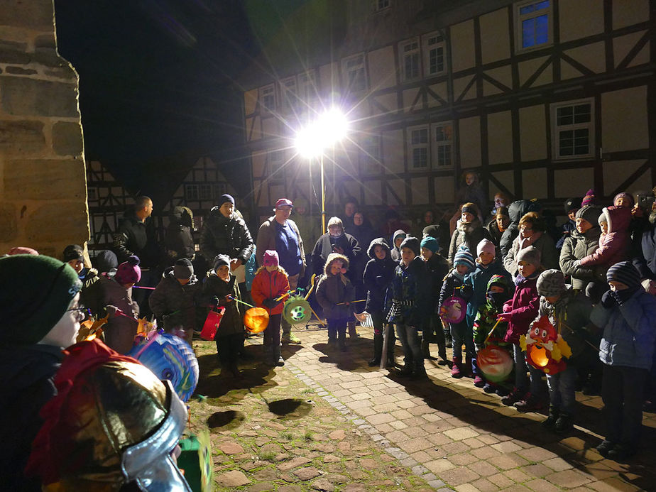 Sankt Martin Laternenumzug durch die Stadt (Foto: Karl-Franz Thiede)